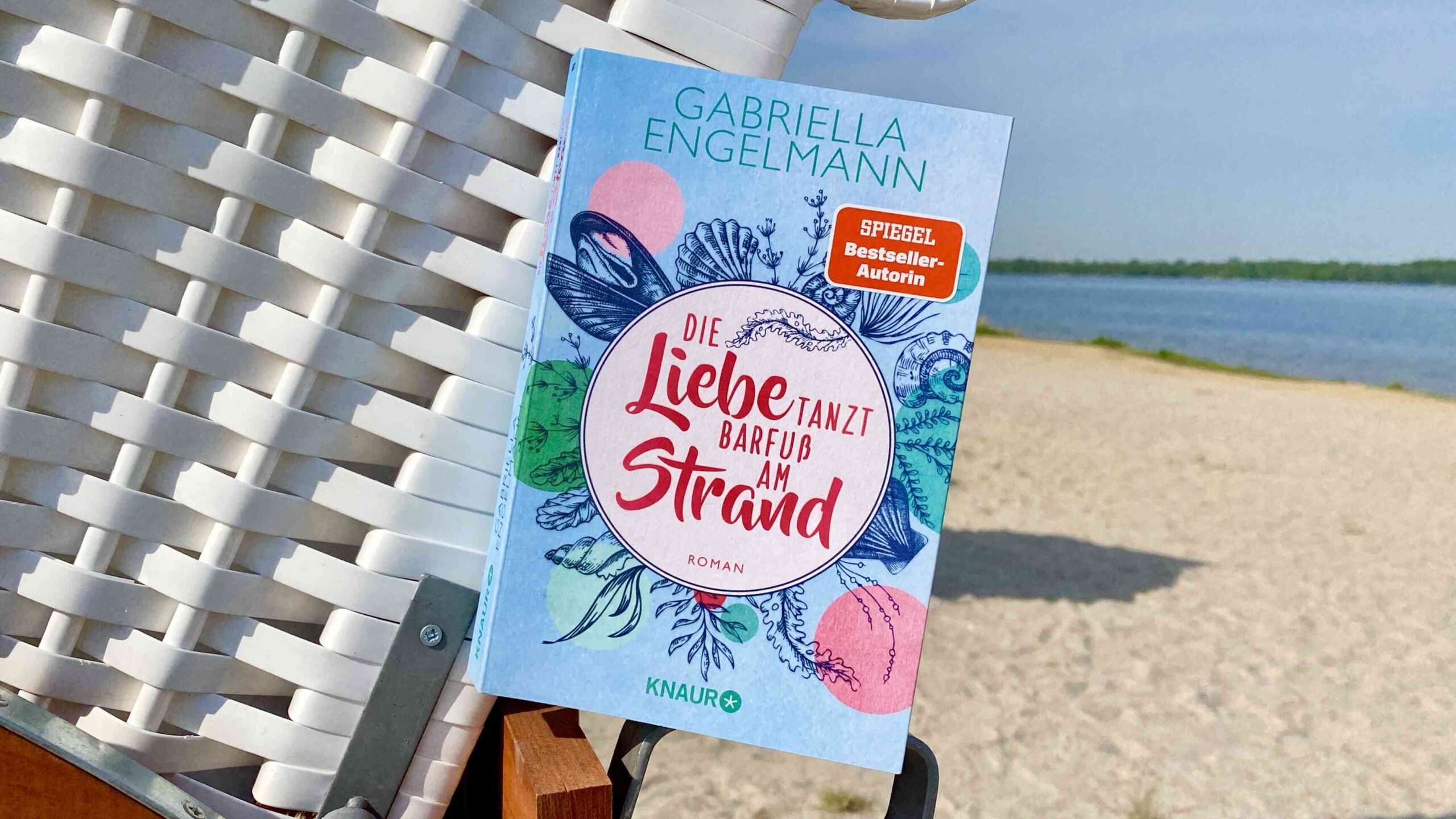 Read more about the article „Die Liebe tanzt barfuß am Strand“ von Gabriella Engelmann