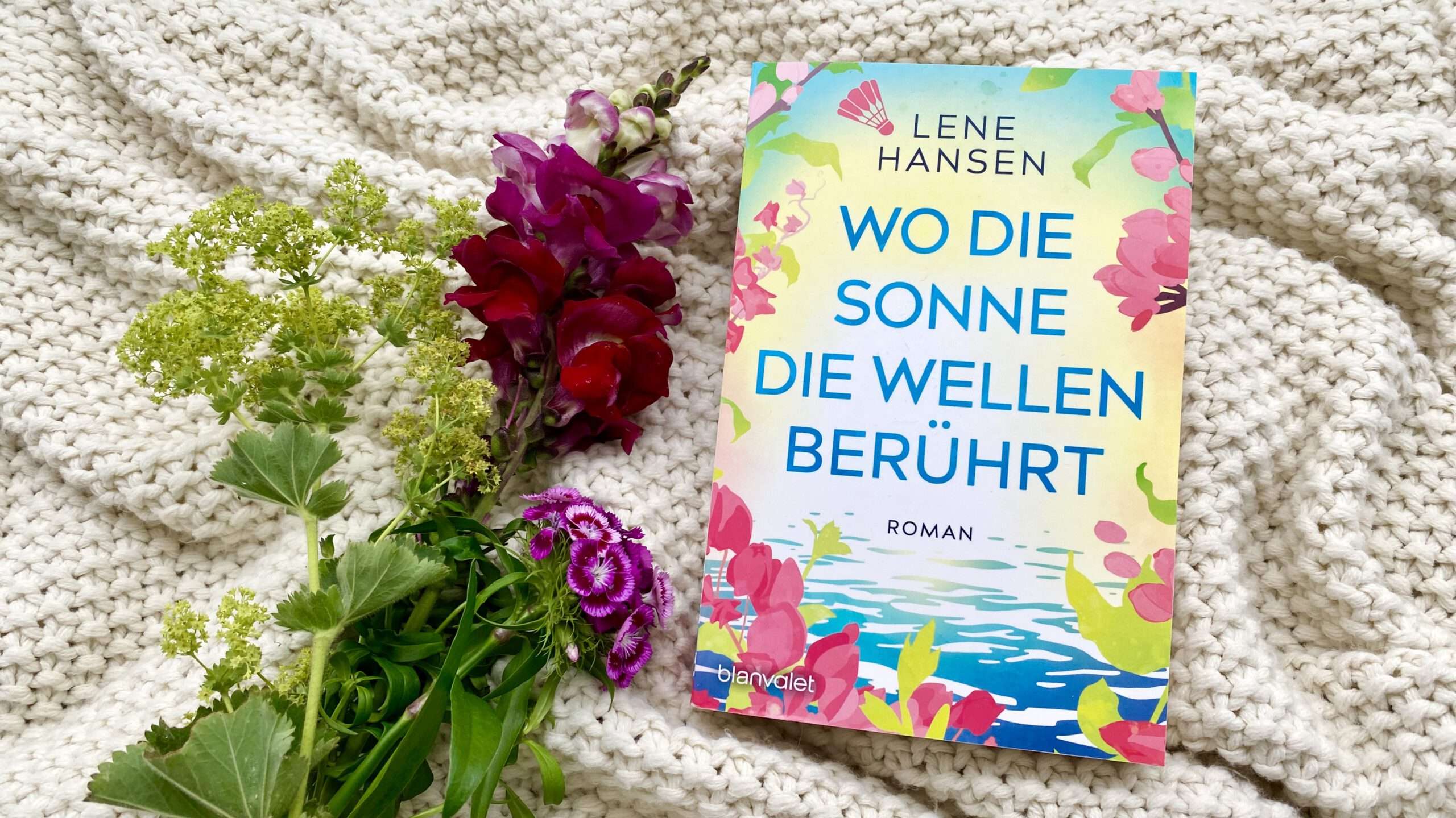 Read more about the article „Wo die Sonne die Wellen berührt“ von Lene Hansen
